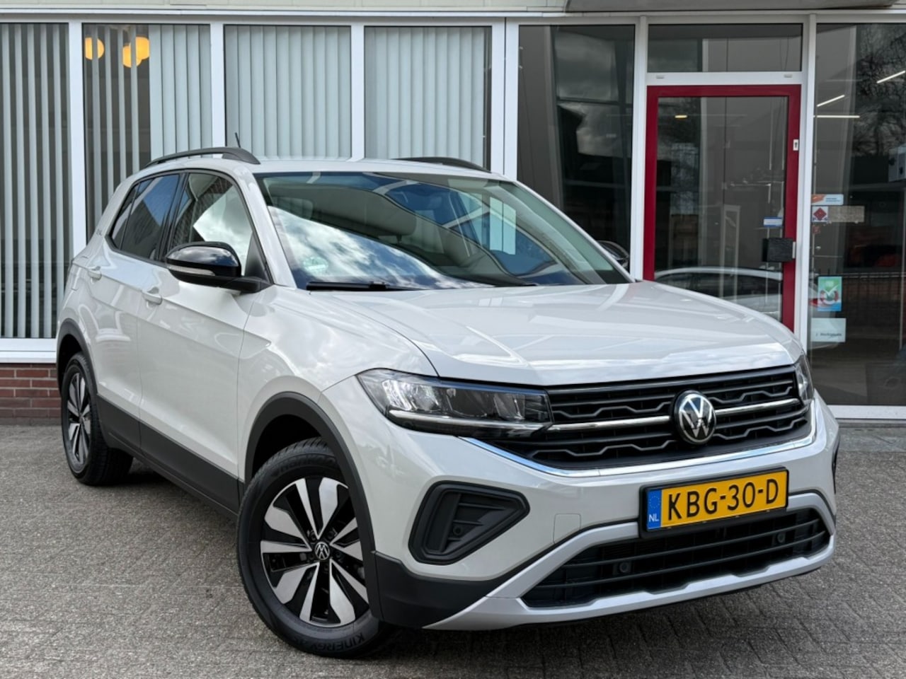 Volkswagen T-Cross - 1.0 TSI Life Edition I Carplay I Camera I LED I Stoelverwarming I Clima - AutoWereld.nl