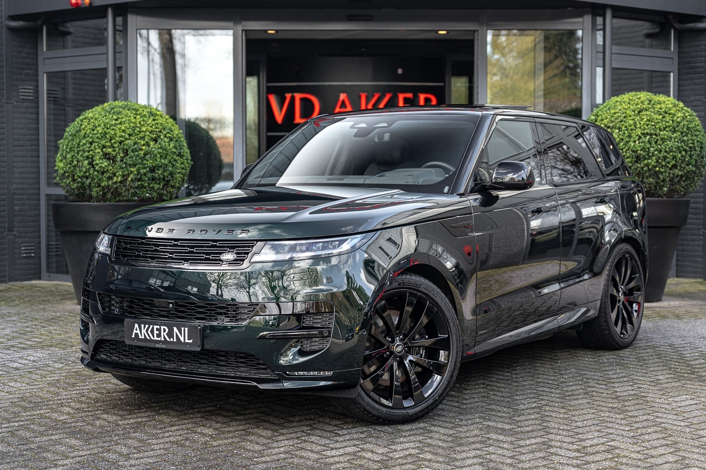 Land Rover Range Rover Sport - LANDROVER P550e Autobiography | SV British Racing Green | Massage | Head-up | Black Pack | - AutoWereld.nl