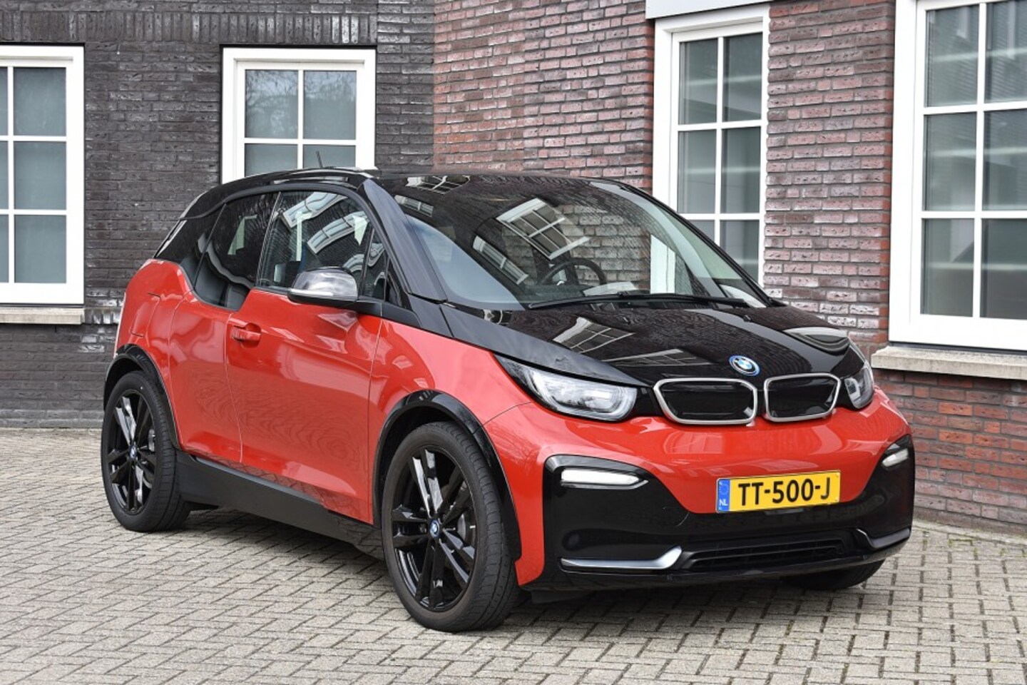 BMW i3 - S iPerformance 94Ah 33 kWh SOH 85% Wij zijn op afspraak geopend! Graag bellen voor uw koms - AutoWereld.nl