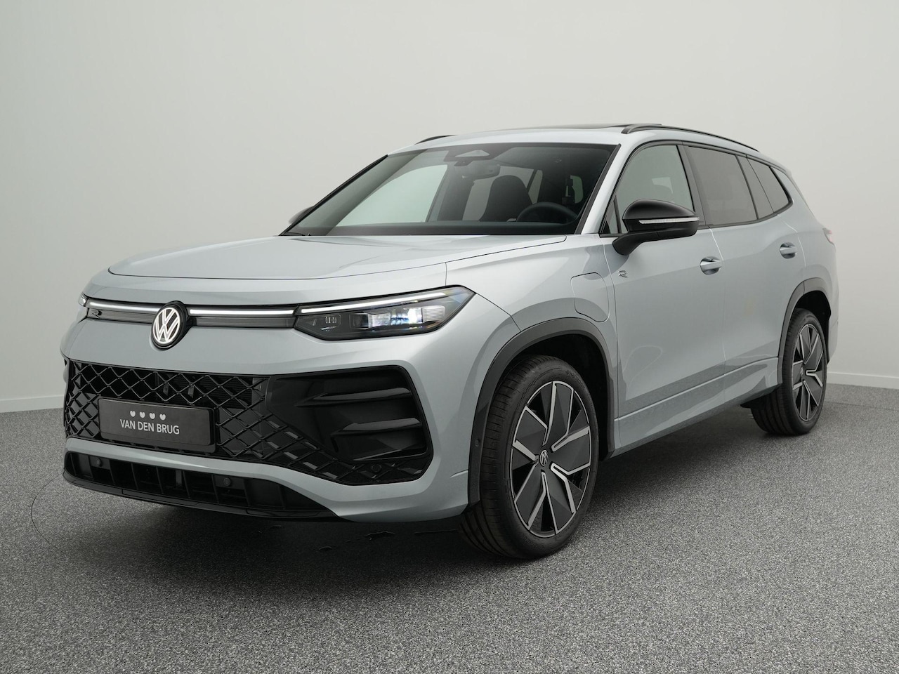 Volkswagen Tayron - R-Line 1.5 eHybrid 272 PK | LED Plus | Panoramadak | DCC | Black Style | Achteruitrijcamer - AutoWereld.nl