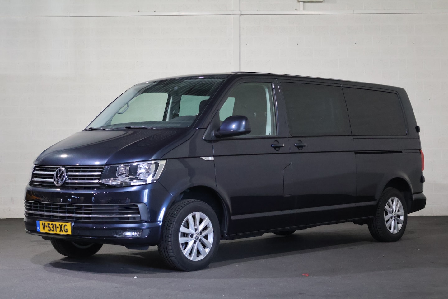 Volkswagen Transporter - 2.0 TDI 150pk Automaat L2 H1 DC 2x Schuifdeur - AutoWereld.nl