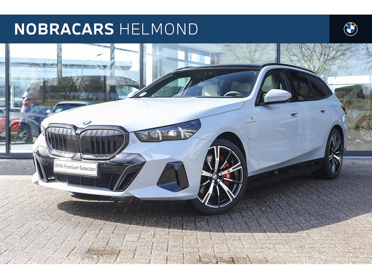 BMW 5-serie Touring - 550e xDrive M Sport Automaat / Panoramadak / Trekhaak / Comfort Access / Stoelventilatie / - AutoWereld.nl