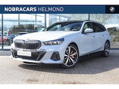 BMW 5-serie Touring - 550e xDrive M Sport Automaat / Panoramadak / Trekhaak / Comfort Access / Stoelventilatie /