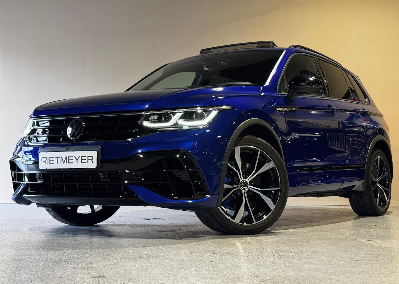 Volkswagen Tiguan - 2.0 TSI R 75 Edition 4Motion |Pano |Akrapovič |H&K |Leder |ACC |Trekhaak | 360° - AutoWereld.nl