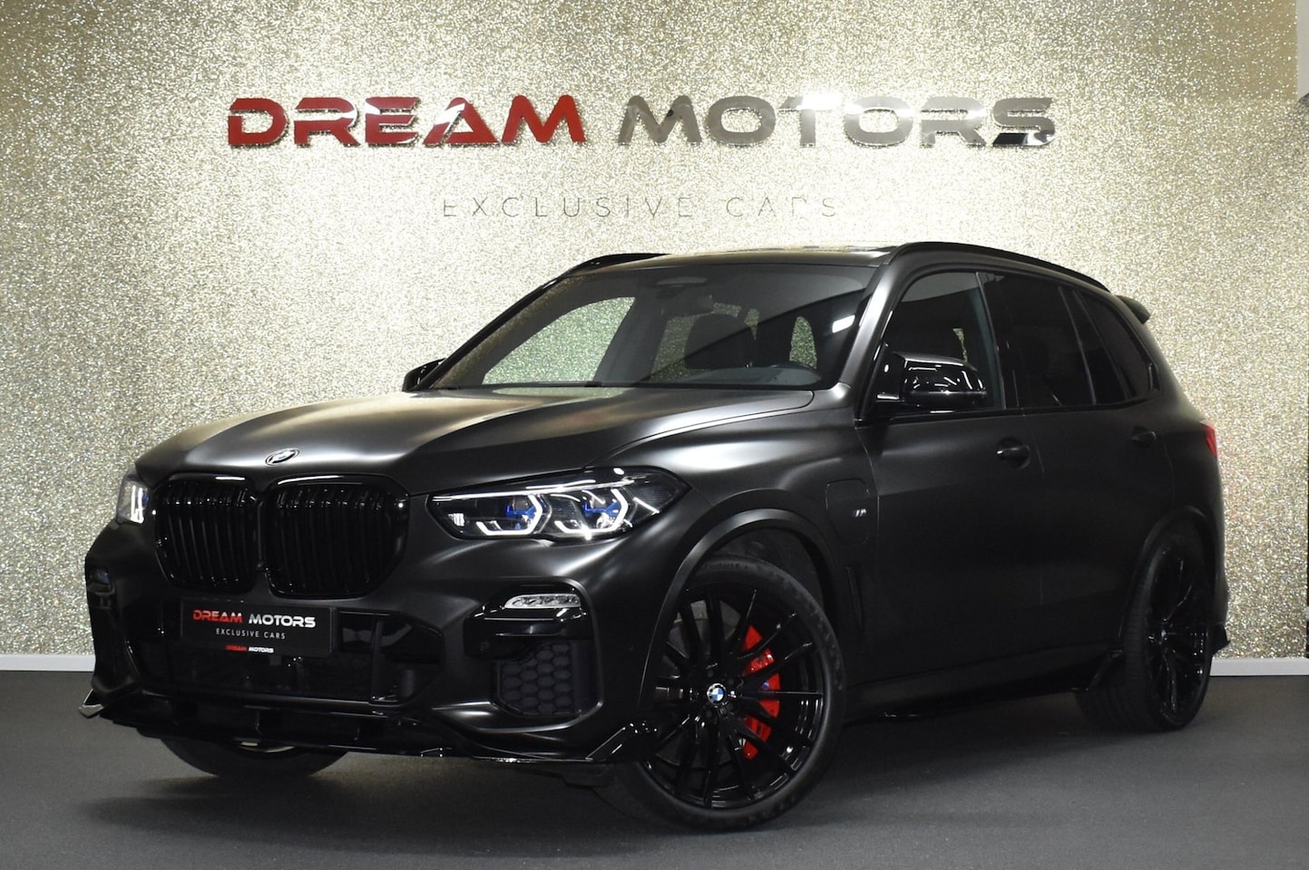 BMW X5 - 45e M-Sport xDrive 394pk | AKRAPOVIC | SKY LOUNGE | MASSAGE - AutoWereld.nl