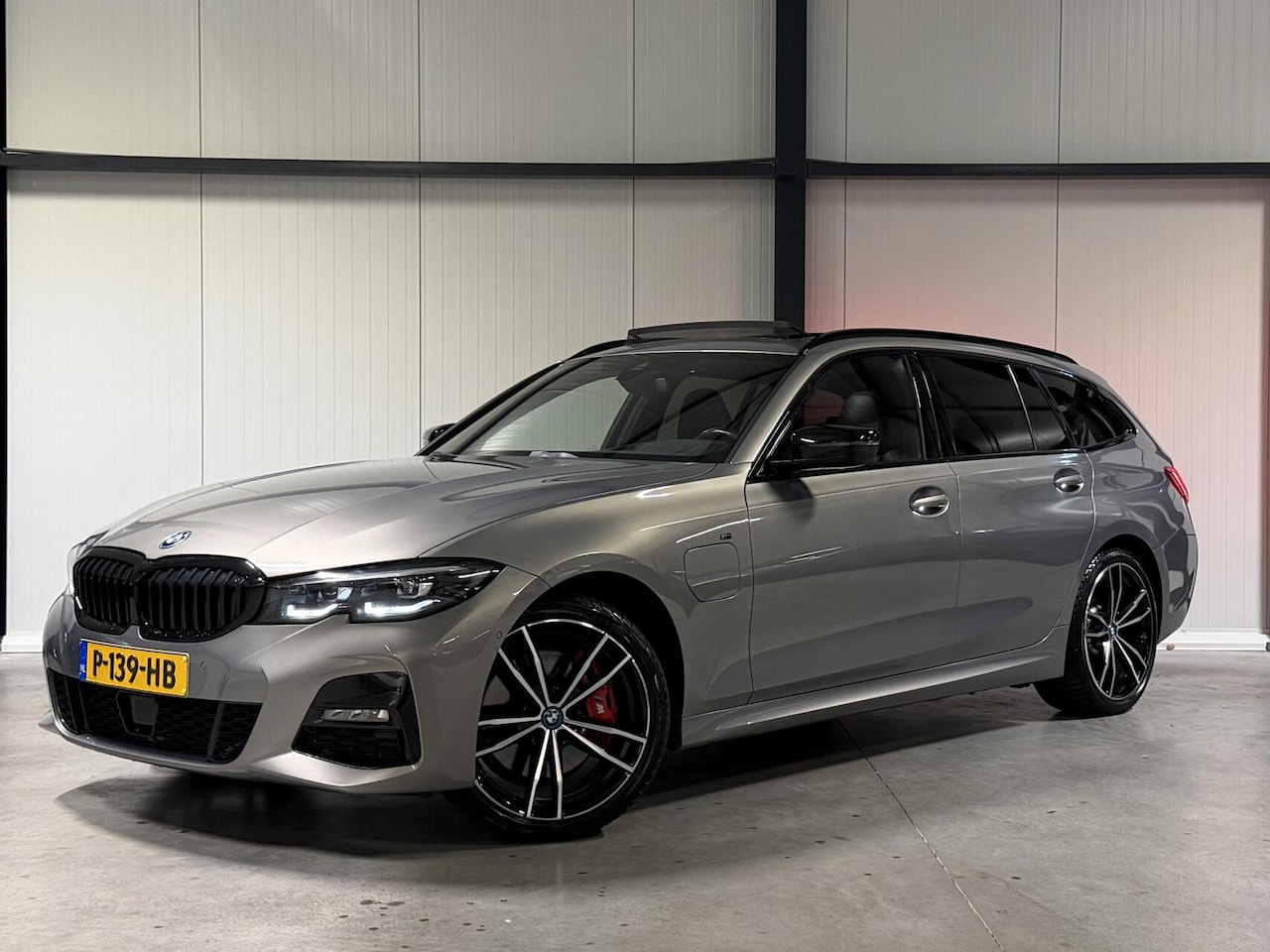BMW 3-serie Touring - 330e High Executive M-sport Pano Memory - AutoWereld.nl