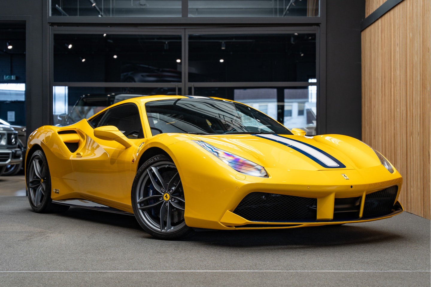 Ferrari 488 - GTB HELE 70th Anni 1 of 1 Full Blue Carbon 3.9 GTB TAILOR MADE NART 458 SPECIALE APERTA - AutoWereld.nl