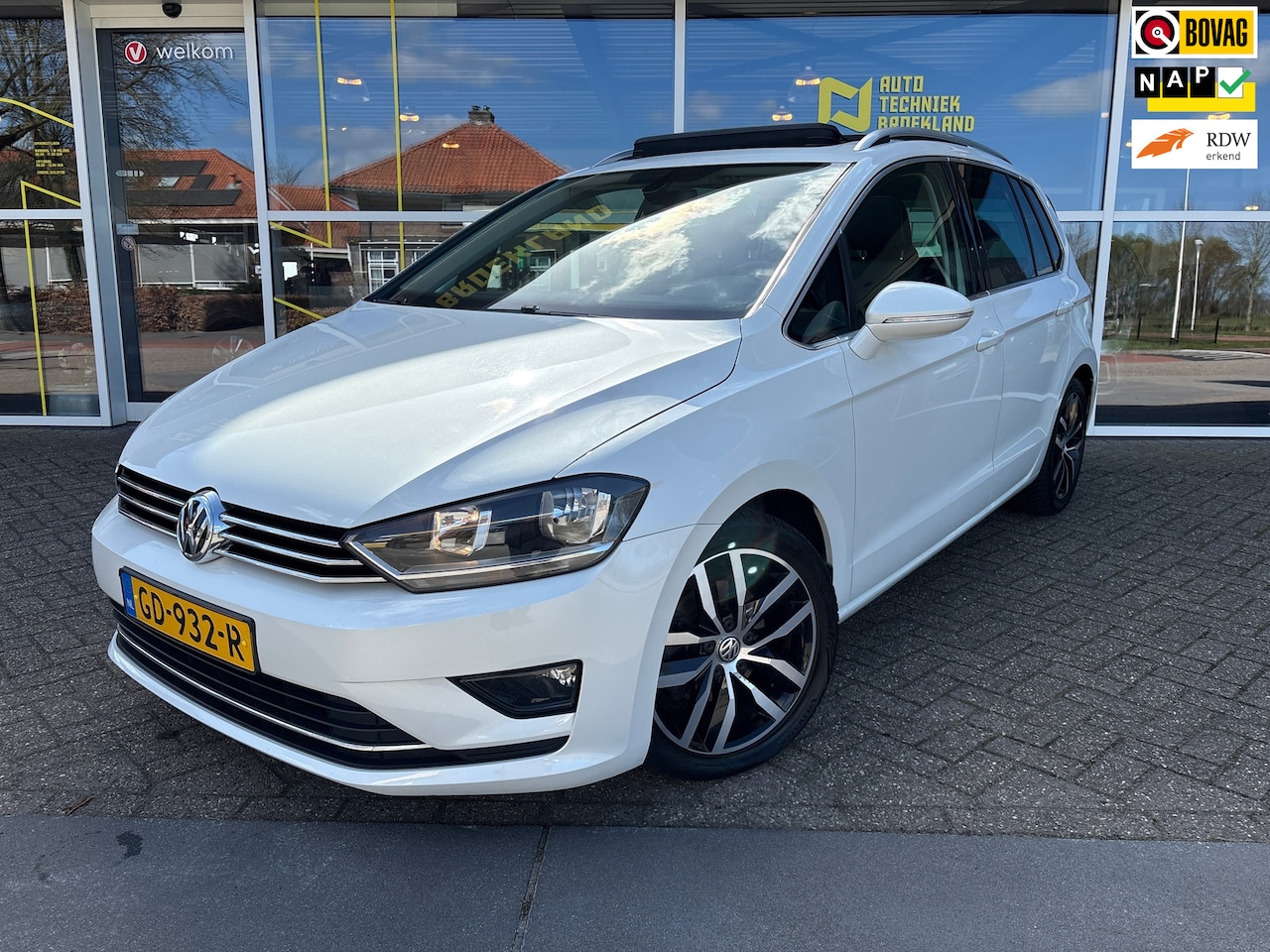Volkswagen Golf Sportsvan - 1.2 TSI Highline | Trekhaak | Pano | Stoelverwarming - AutoWereld.nl