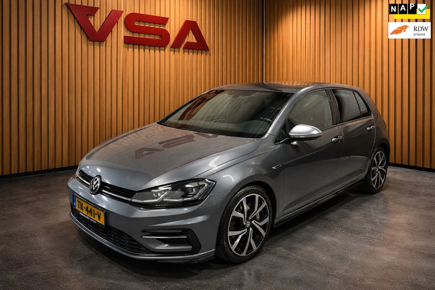 Volkswagen Golf - 1.0 TSI Highline Business R|Virtual|Adaptive Cruise|Camera|Carplay|buiten en binnen 2xR|Hu - AutoWereld.nl