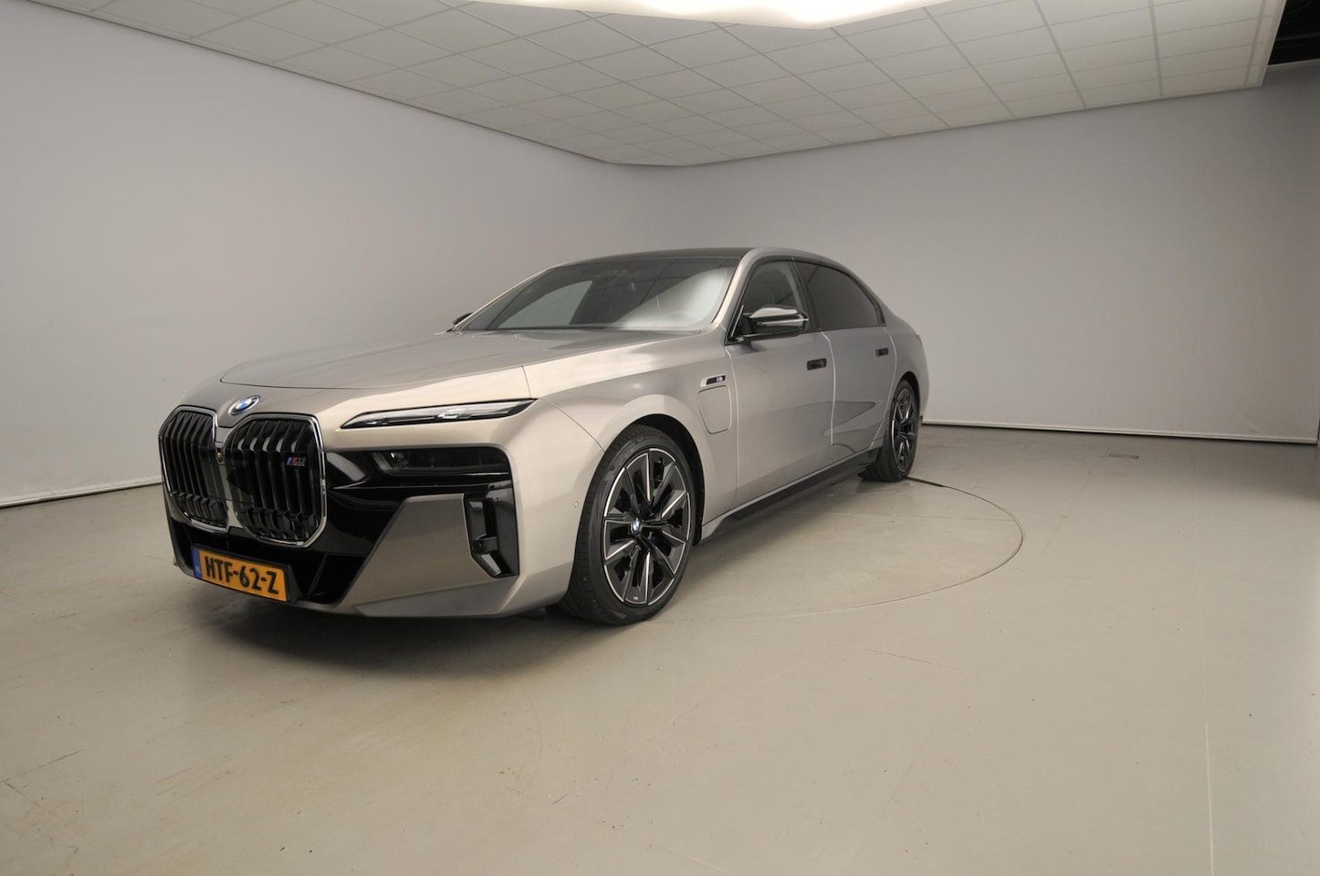 BMW 7-serie - M760e xDrive | M-Sportpakket | LED | Leder | HUD | Active cruise | Panoramadak | Trekhaak - AutoWereld.nl