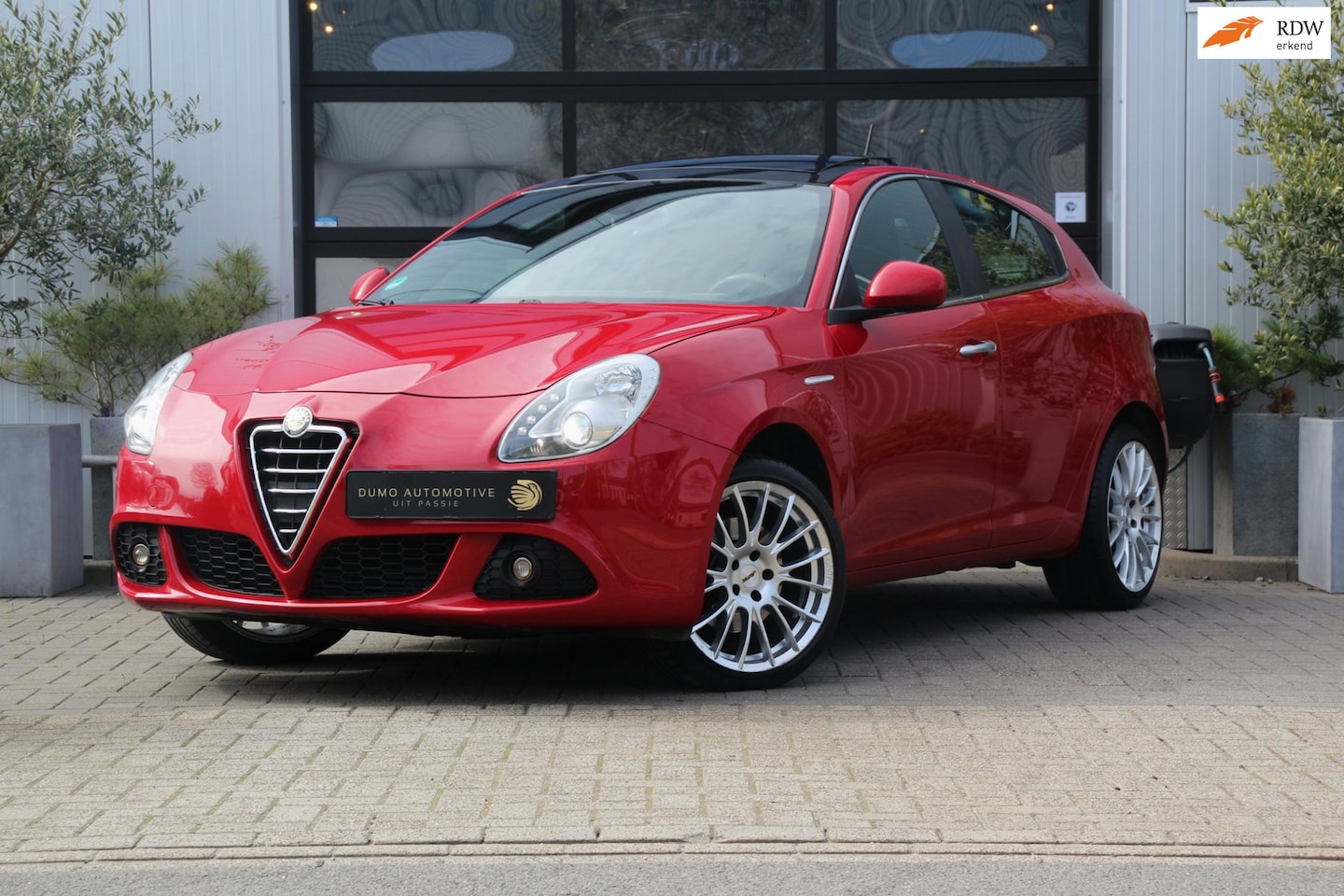 Alfa Romeo Giulietta - 1.4 Turbo Turismo -170 PK - TREKHAAK - PANORAMADAK - PDC - XENON - CRUISE CONTROL - YOUNGT - AutoWereld.nl