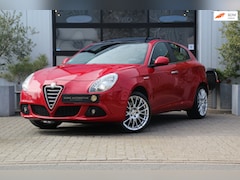 Alfa Romeo Giulietta - 1.4 Turbo Turismo -170 PK - TREKHAAK - PANORAMADAK - PDC - XENON - CRUISE CONTROL - YOUNGT