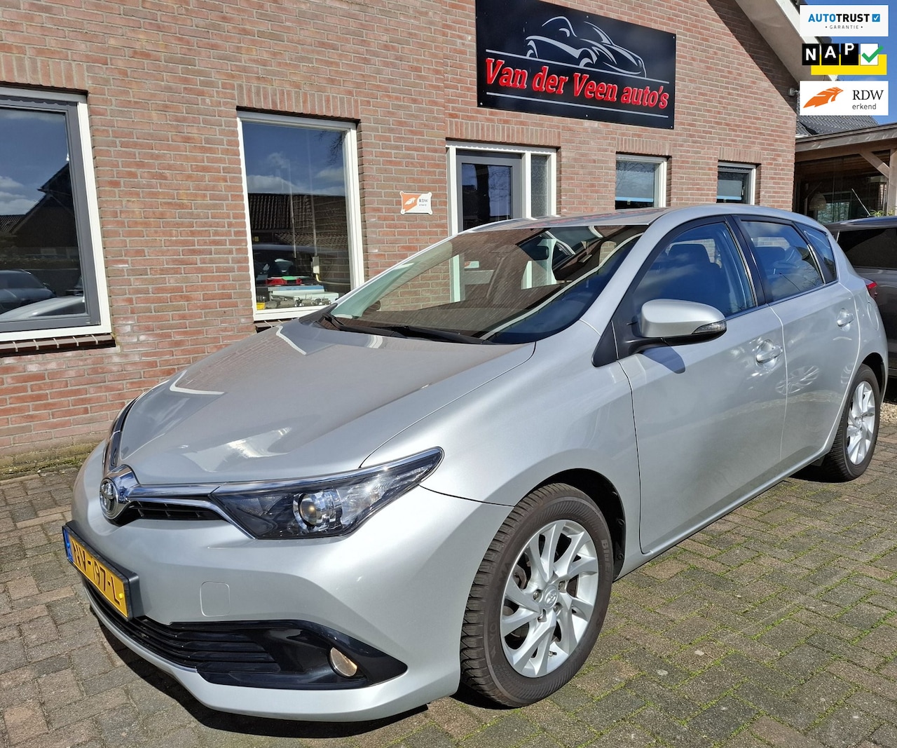 Toyota Auris - 1.2T Aspiration. Dealer onderhouden! Zeer netjes en luxe. O.a. camera, afn. trekhaak, crui - AutoWereld.nl