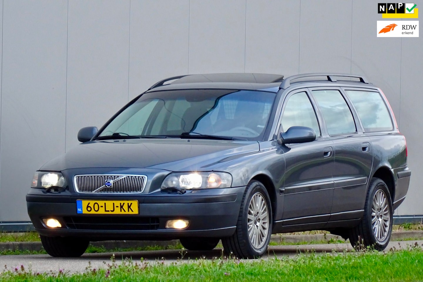 Volvo V70 - 2.5 T AWD AUT Titanium | 7 Zitter | DAK | NL | - AutoWereld.nl