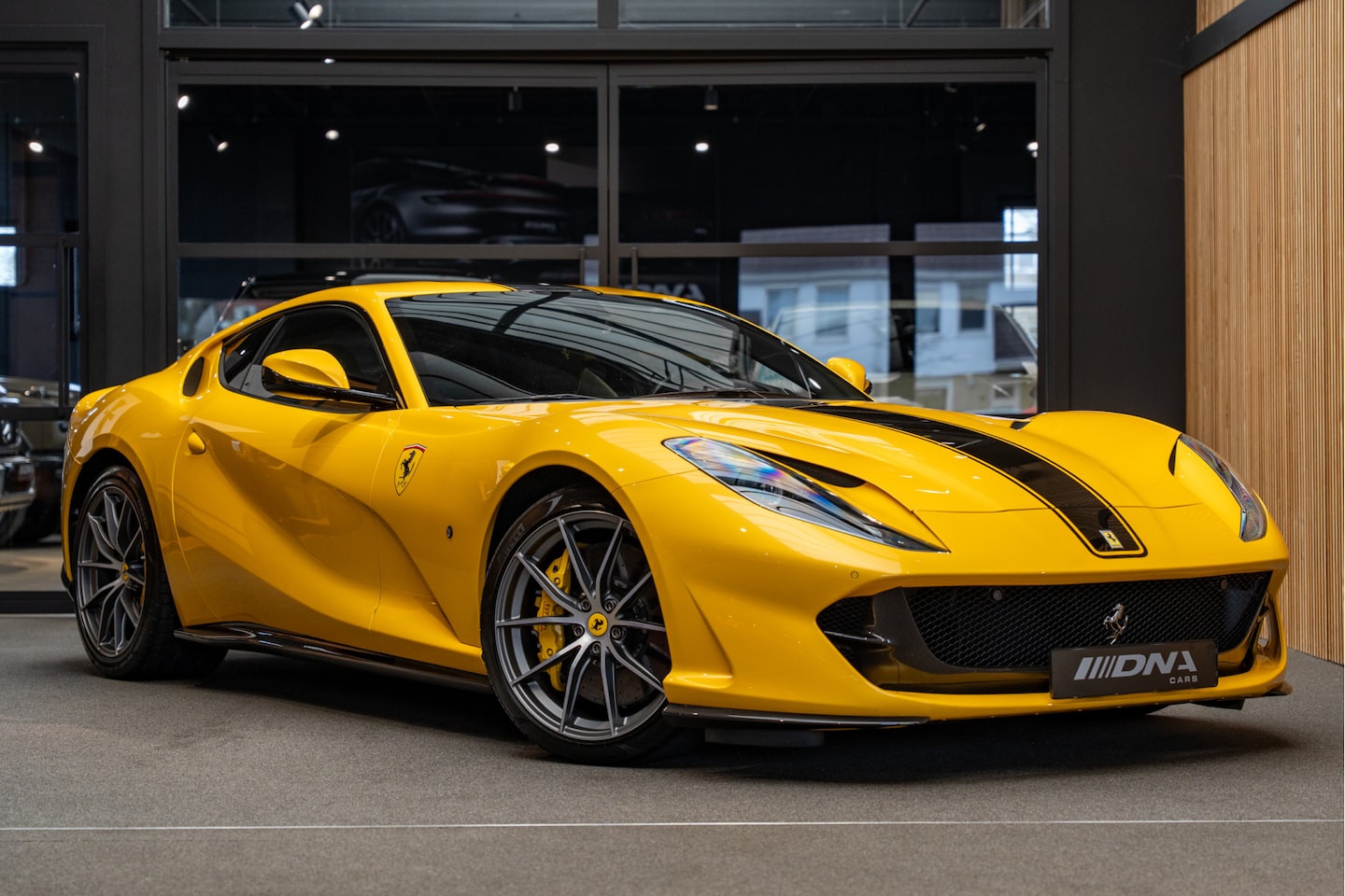 Ferrari 812 Superfast - V12 HELE Atelier Full Carbon 6.5 V12 Superfast Giallo Triplo Painted Stripe - AutoWereld.nl