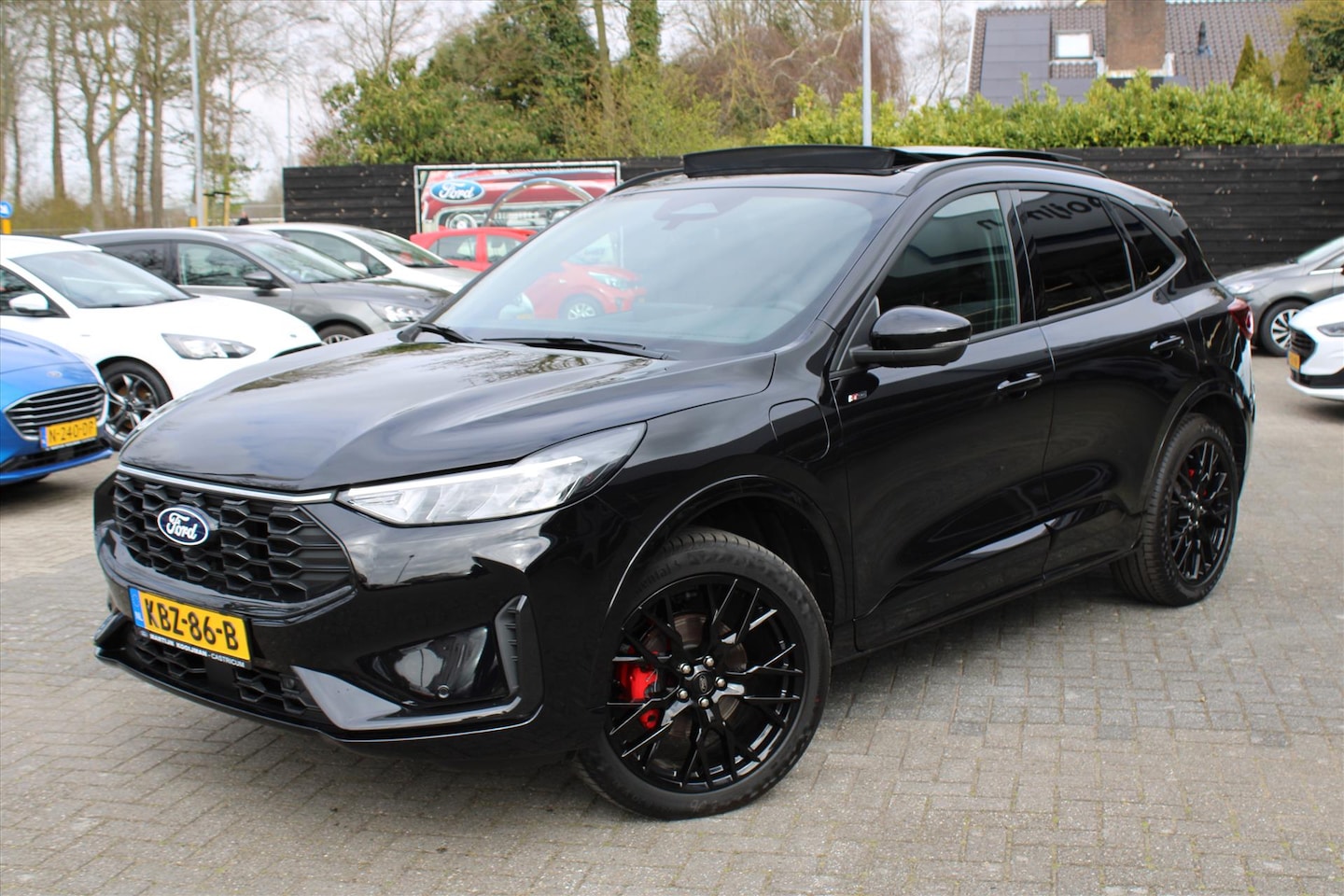 Ford Kuga - 2.5 PHEV 243pk Automaat Black Edition ST-Line X, Panoramadak, Winterpack, Trekhaak - AutoWereld.nl