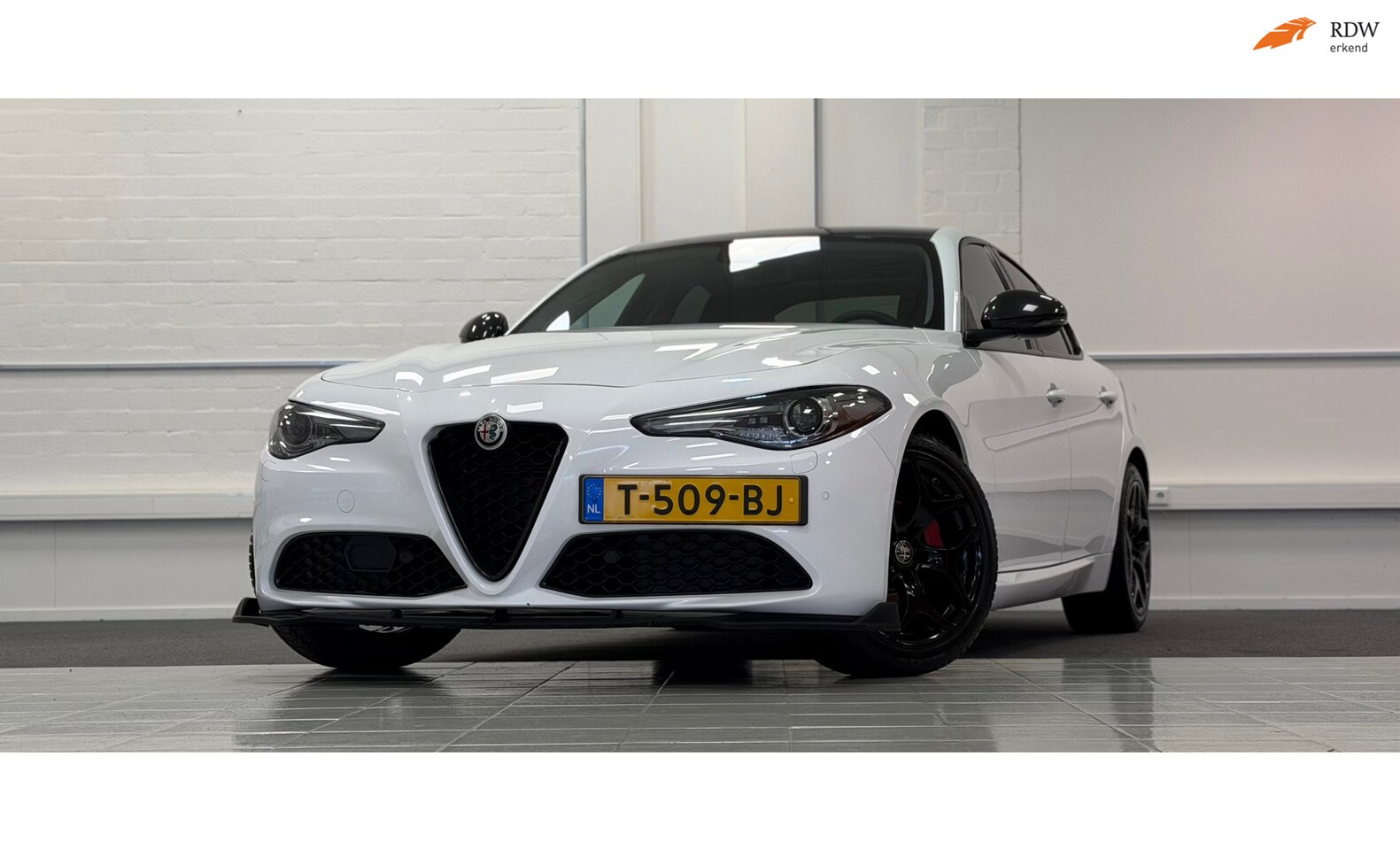 Alfa Romeo Giulia - 2.0T 310pk LED Xenon Schuifkanteldak Leer F1 flippers - AutoWereld.nl