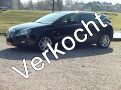 Lancia Delta - 1.4-16V Oro - Airco - Navigatie - 6 Bak Tweede Paasdag open van 12:00- tot 16:00 uur open