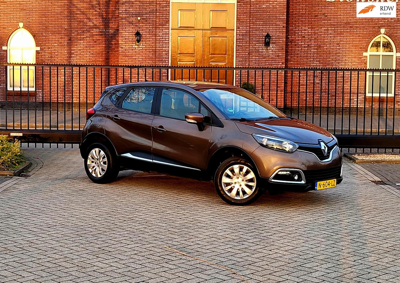 Renault Captur - 0.9 TCe Dynamique / Airco / Navi / Nieuwe Apk / LED / Trekhaak - AutoWereld.nl