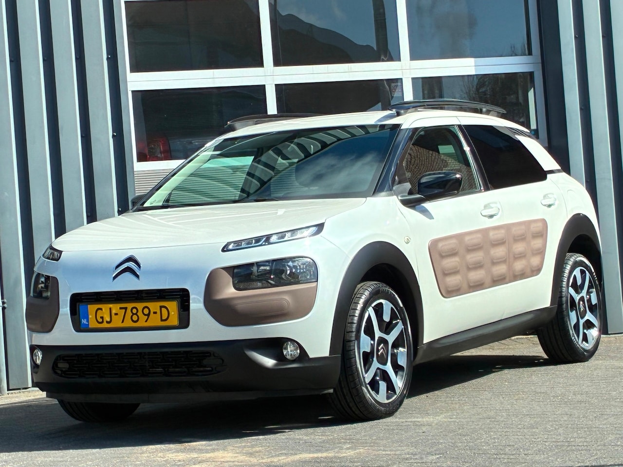 Citroën C4 Cactus - 1.2 VTi Shine Navigatie Camera Goed onderhouden - AutoWereld.nl