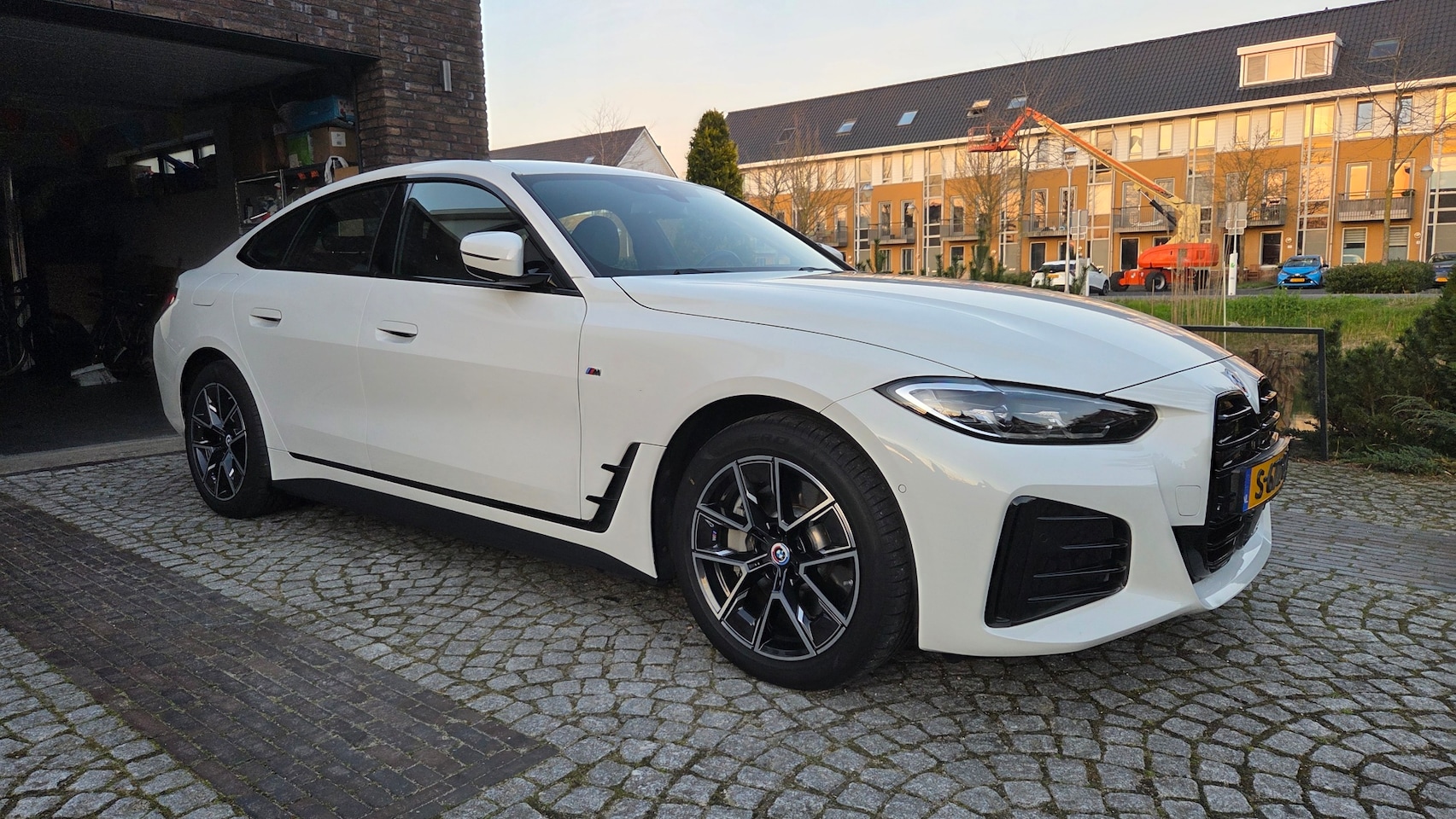 BMW i4 - eDrive40 High Executive M Sport HK HUD stuurverwarming lendesteun elektrisch - AutoWereld.nl