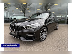 BMW 1-serie - 118i Business Edition * Automaat * Panodak * Navigatie * 17inch
