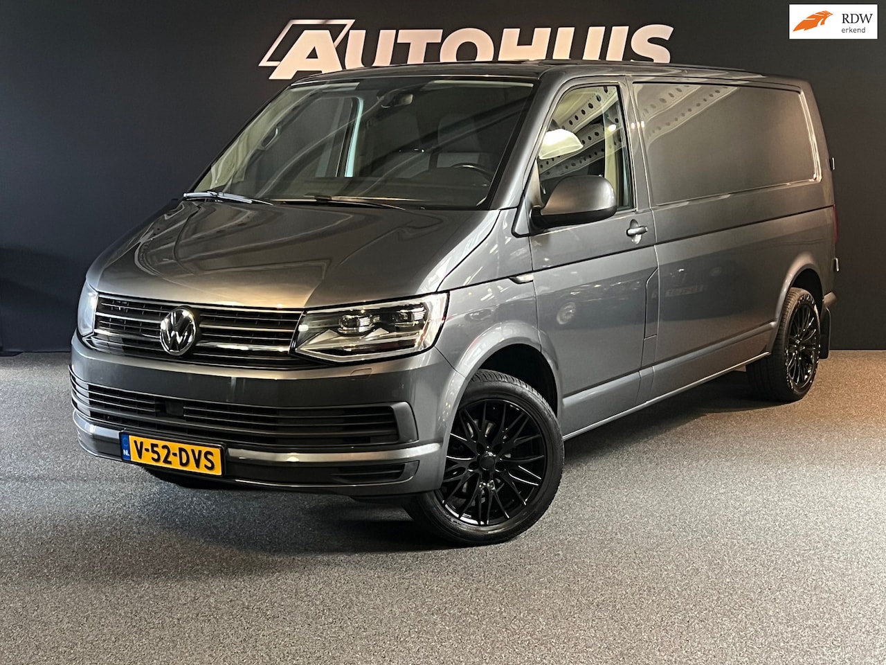 Volkswagen Transporter - 2.0 TDI L2H3 Highline Automaat/ ACC/ Carplay/ Stoelverwarming/ Navi/ PDC - AutoWereld.nl