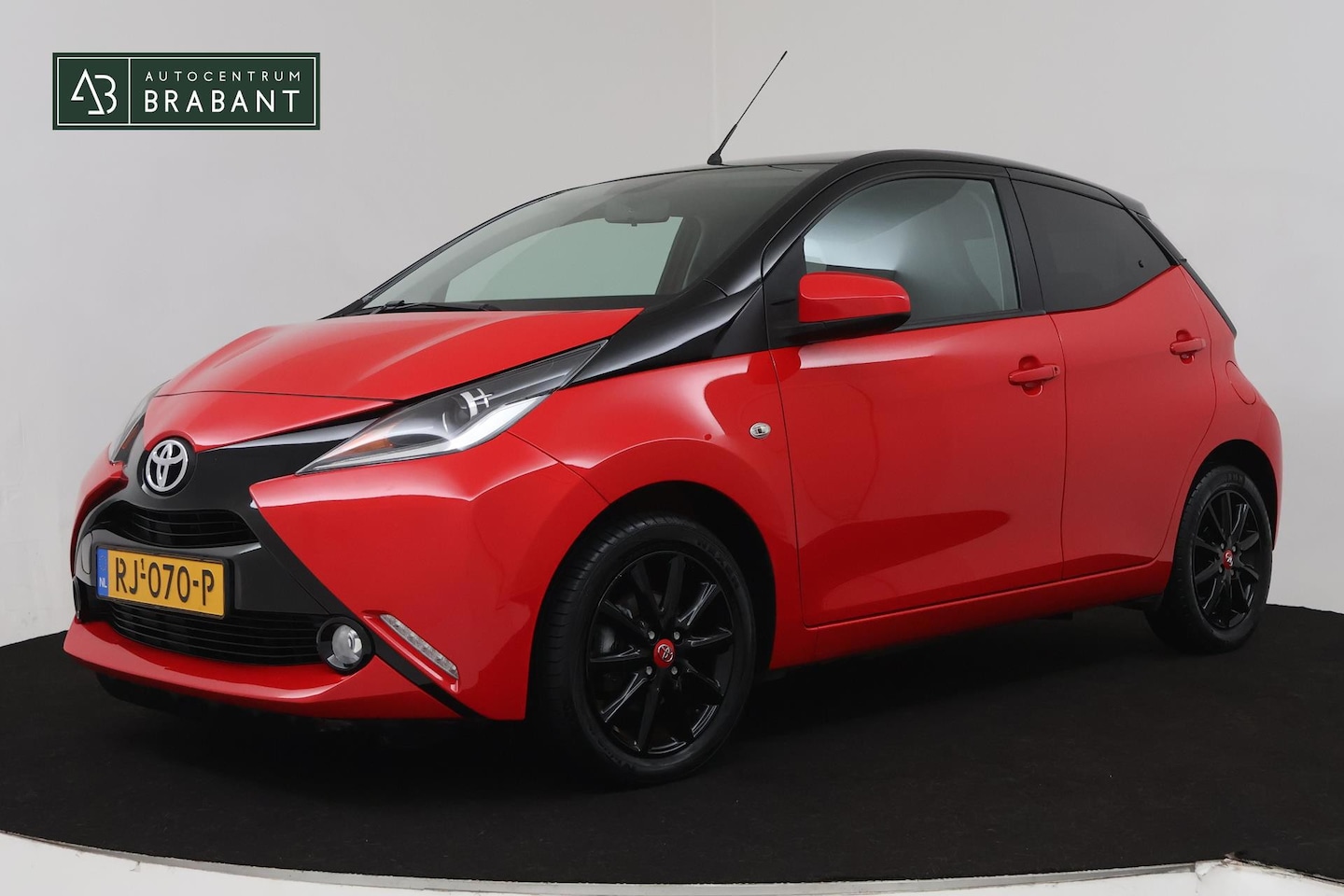 Toyota Aygo - 1.0 VVT-i x-joy (BLUETOOTH, ACHTERUITRIJCAMERA, NL-AUTO) - AutoWereld.nl