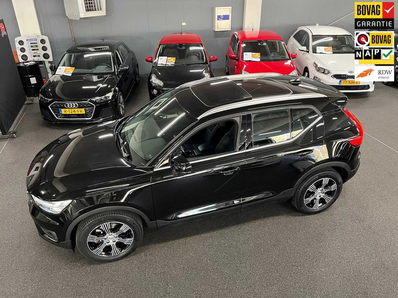 Volvo XC40 - 2.0 T4 Inscription NL-auto / eerste eigenaar / Pano / Navi - AutoWereld.nl
