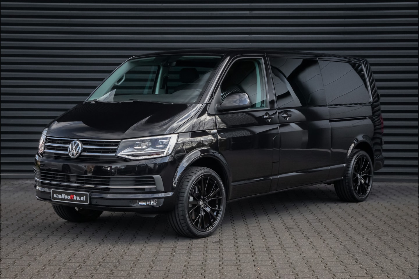 Volkswagen Transporter - 2.0 TDI L2H1 DC Highline 204 pk - Xenon - 20 inch - AutoWereld.nl