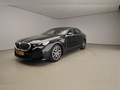 BMW i5 - Sedan eDrive40 | M-Sportpakket | LED | Leder | HUD | Active cruise | Panoramadak | Comfort