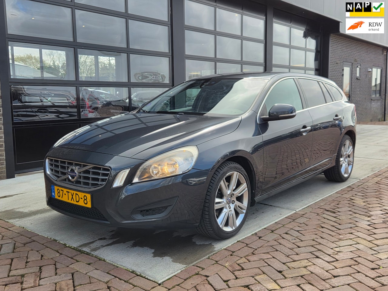 Volvo V60 - 1.6 T3 Momentum | Handel / Export | Clima | Cruise | - AutoWereld.nl