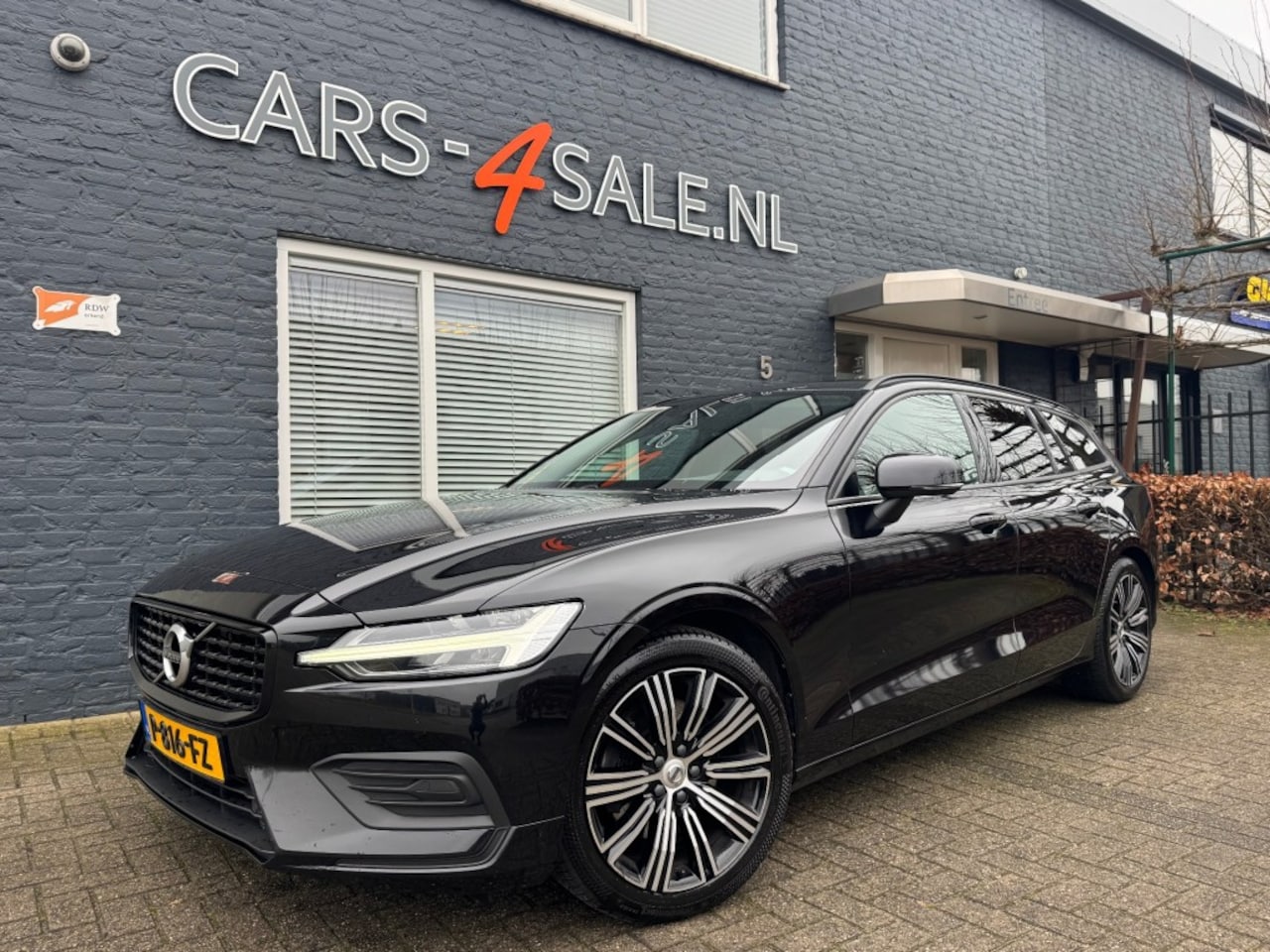 Volvo V60 - 2.0 B3 Autom Advantage + Led +  18 inch Lmv + Navi + D-Glas - 2022! - AutoWereld.nl