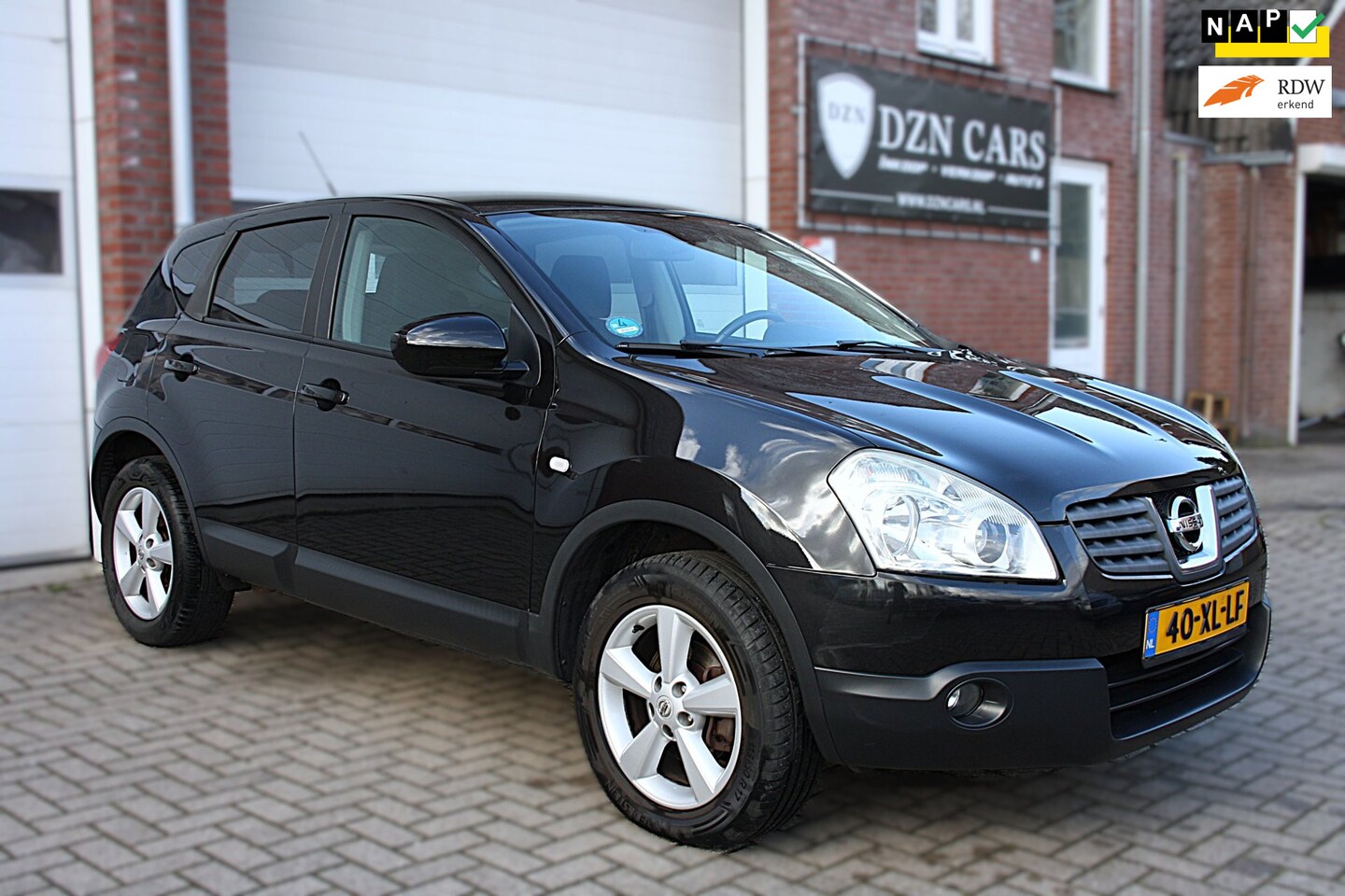 Nissan Qashqai - 1.6 Acenta | NAP| Airco | Cruise control |Zwart | 17 inch Lm Velgen - AutoWereld.nl