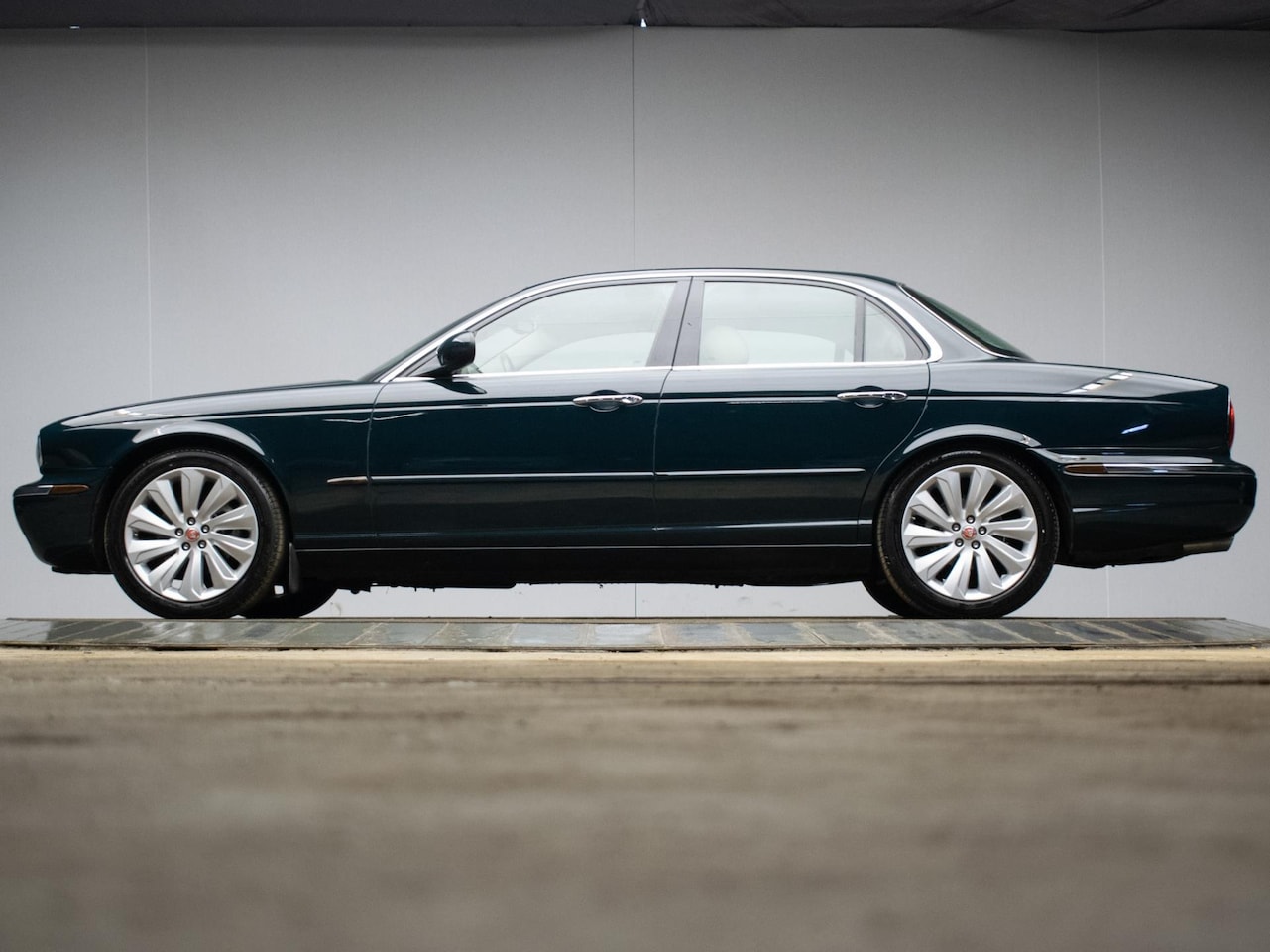 Jaguar XJ - 3.5 V8 Sport VOLLEDIG ONDERHOUD (CLIMATE,CRUISE,ELEKTRISCHE STOELEN,BLUETOOTH,SPORTSTOELEN - AutoWereld.nl