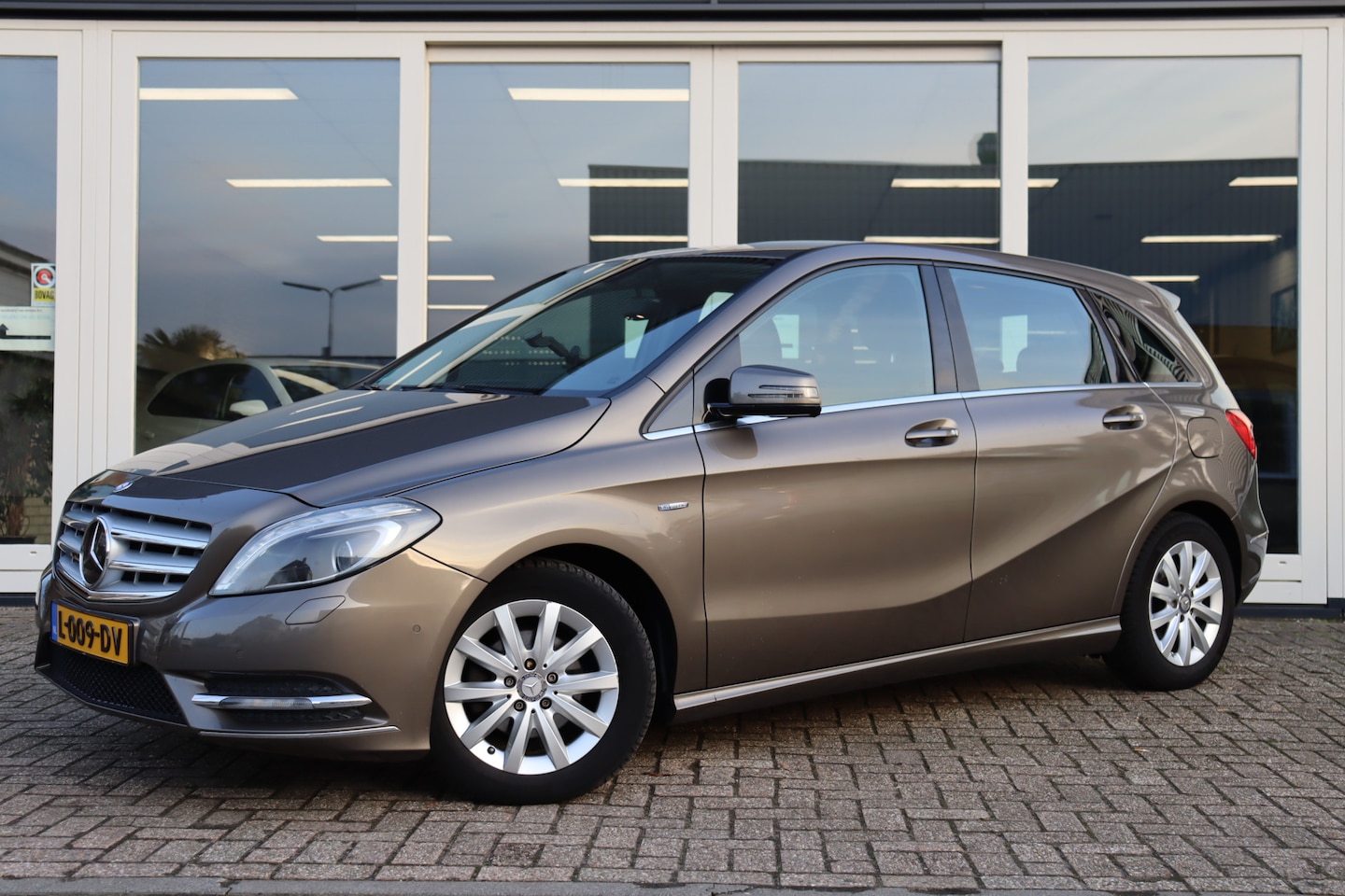 Mercedes-Benz B-klasse - 180 Ambition 180 Ambition, Automaat, Cruise Control, Navi, Stoelverwarming, Airco, PDC V+A, Prijs Is Ri - AutoWereld.nl