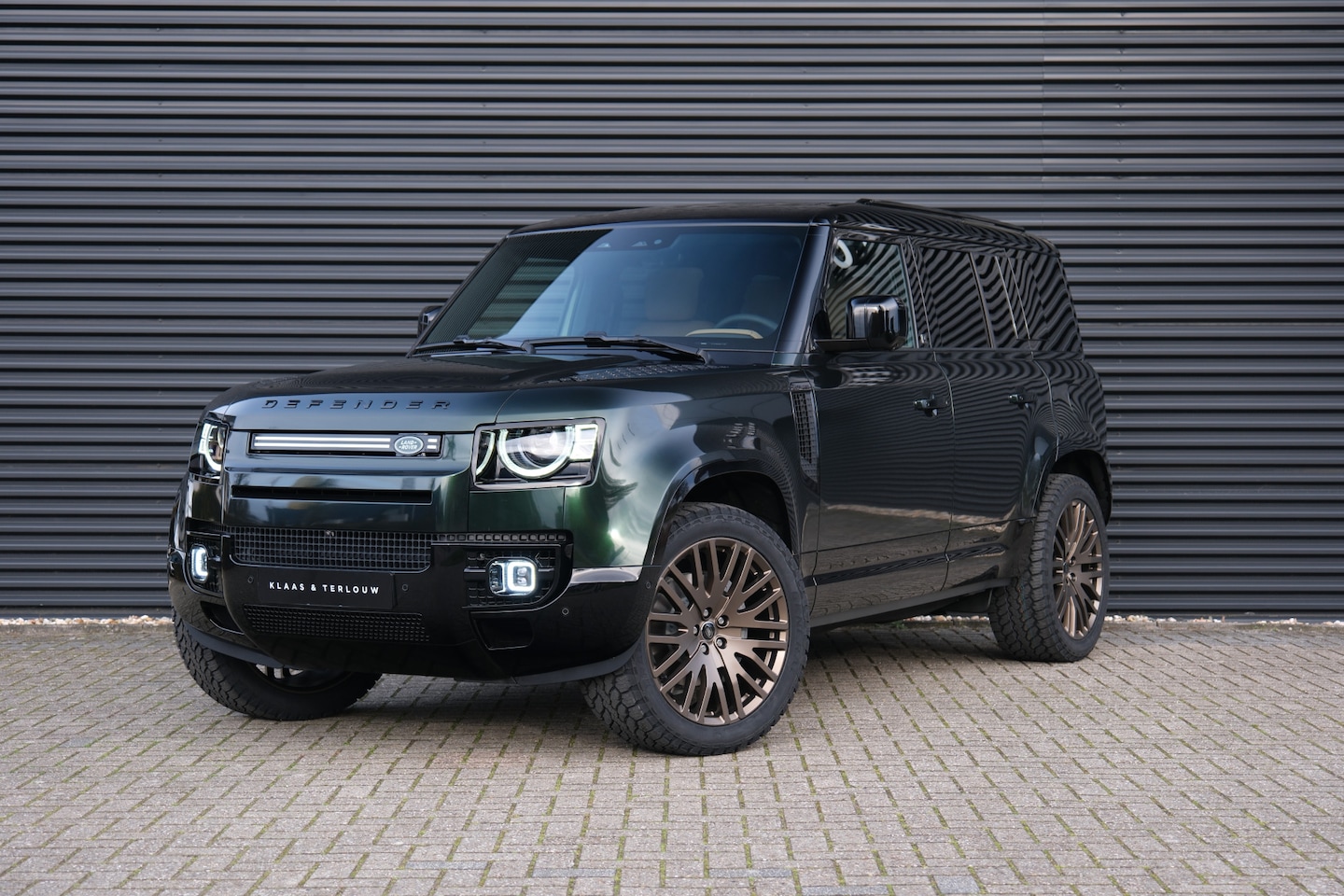 Land Rover Defender 110 - 2.0 P300e 110 X-Dynamic HSE | HNP € 138.397 | Tailored Uniek! | Black Pack | Panoramadak | - AutoWereld.nl