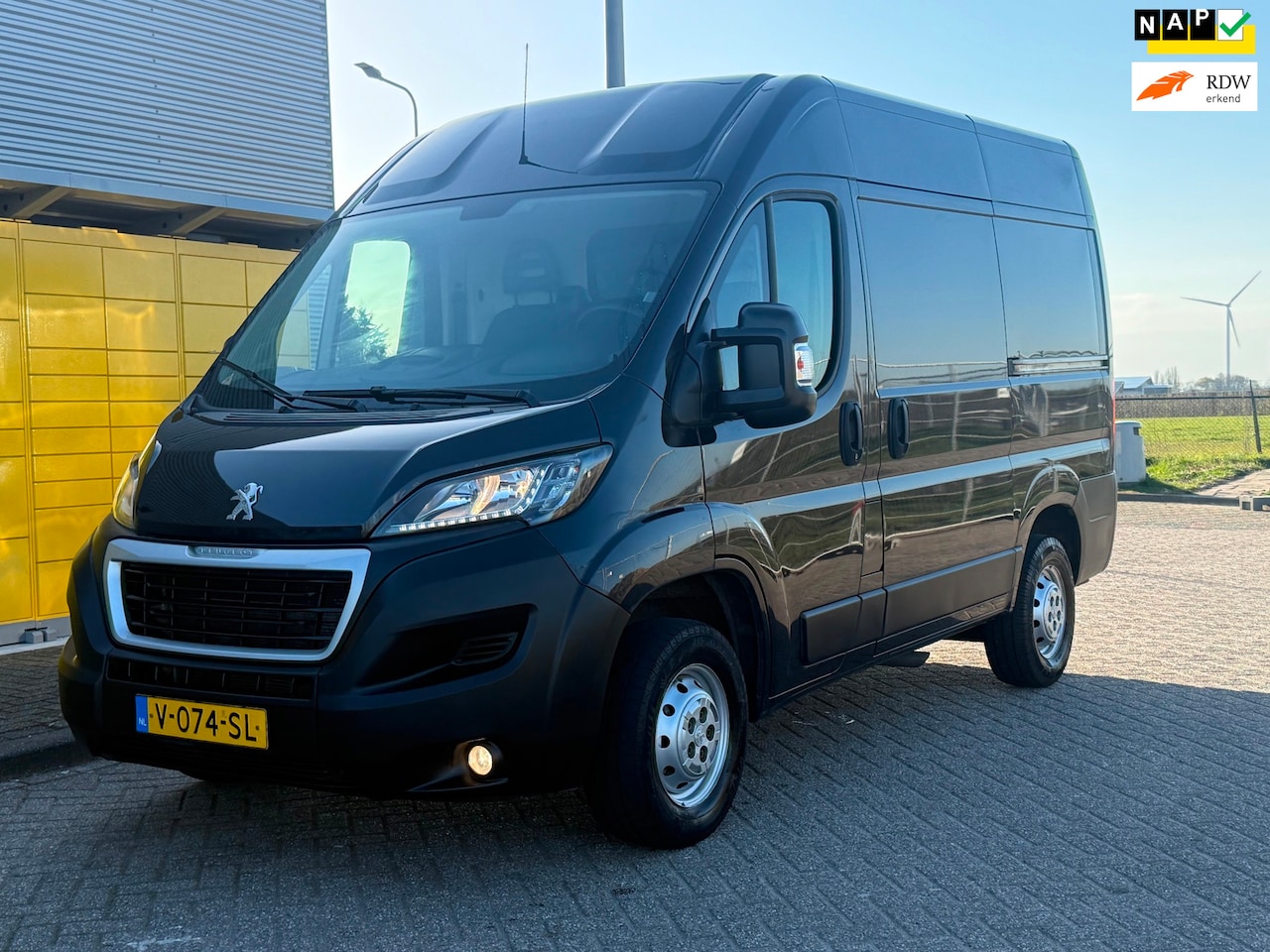 Peugeot Boxer - 333 2.0 BlueHDI L1H2 Premium Bj 2018 Navi Pdc Camera - AutoWereld.nl