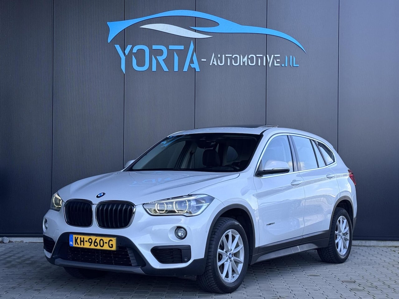 BMW X1 - sDrive18i High Executive AUTOMAAT|NL AUTO|PANO|LEDER - AutoWereld.nl