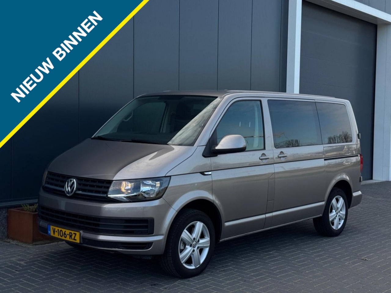 Volkswagen Transporter - 2.0 TDI L1H2 Highl. 204pk 1E EIGEN APPLE CARPLAY PDC CR CONTROL - AutoWereld.nl