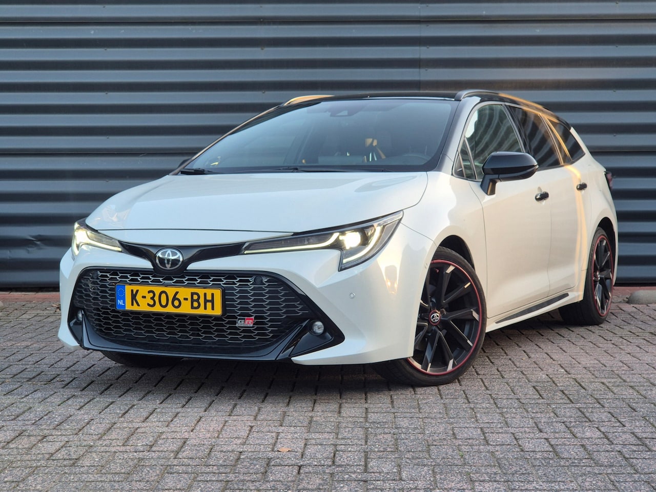 Toyota Corolla Touring Sports - 2.0 Hybrid Business GR-Sport | panorama dak | dodehoek detectie | Navigatie | - AutoWereld.nl