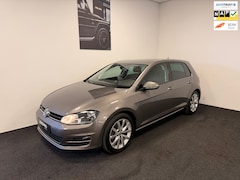 Volkswagen Golf - 1.4 TSI Connected Series| Massage| Camera| Stoel verwarming