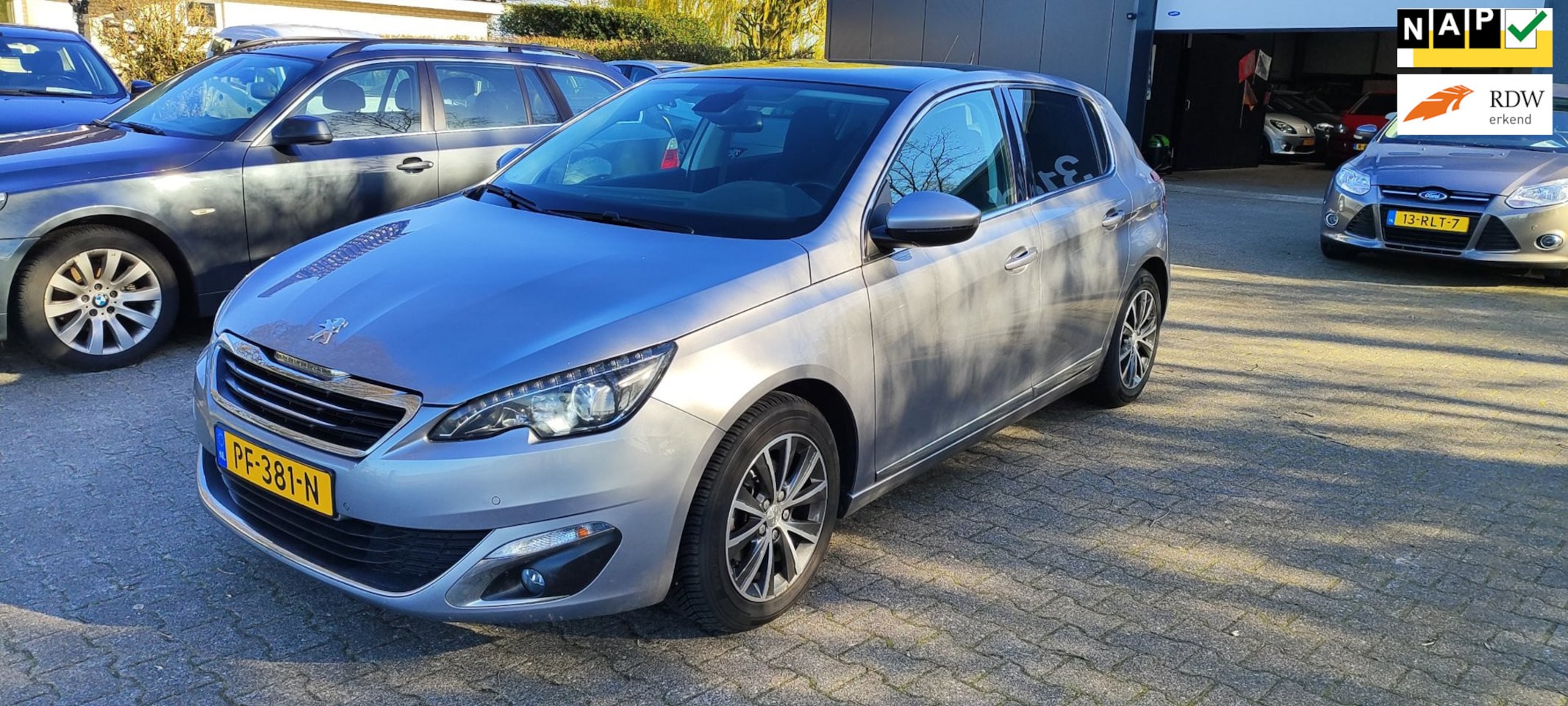 Peugeot 308 - 1.2 PureTech Blue Lease Premium bj 2017 airco/navi panodak - AutoWereld.nl
