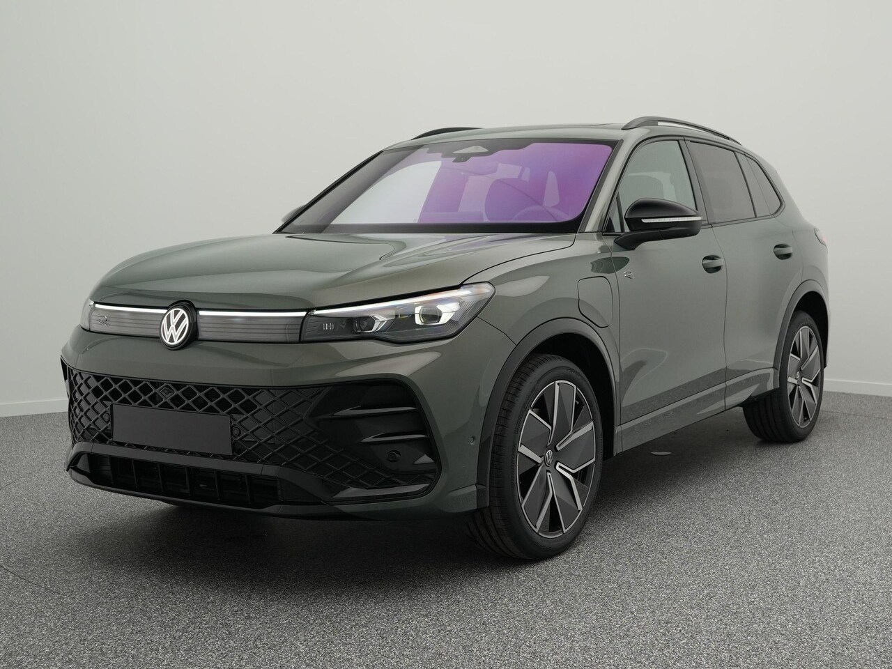 Volkswagen Tiguan - R-Line Edition 1.5 eHybrid 272 PK | Trekhaak | Panoramadak | Leder | harman/kardon | Stuur - AutoWereld.nl