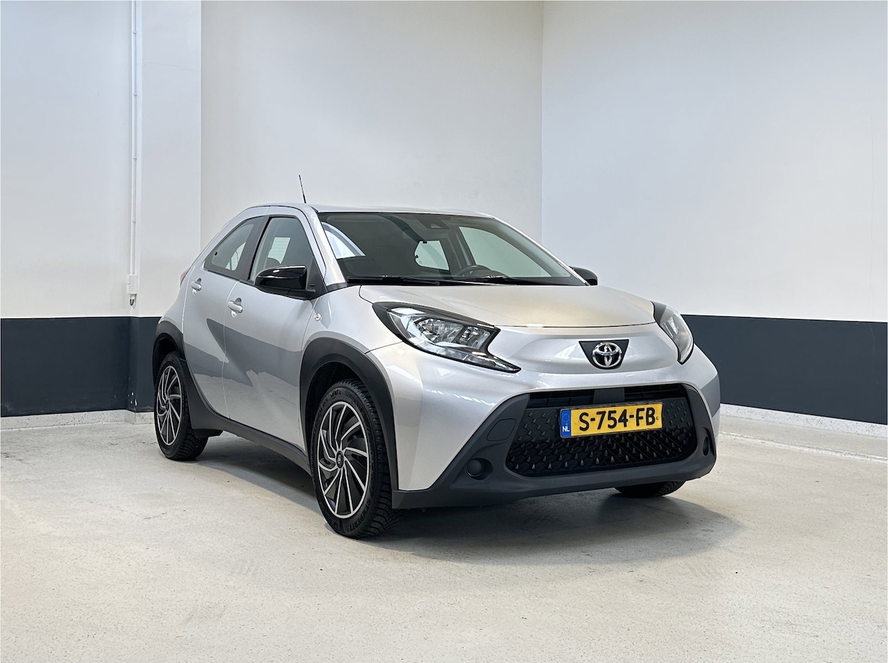 Toyota Aygo X - 1.0 VVT-i MT Play |Apple Carplay/ Android auto | Bluetooth | Camera| NL | 1 Eig | - AutoWereld.nl
