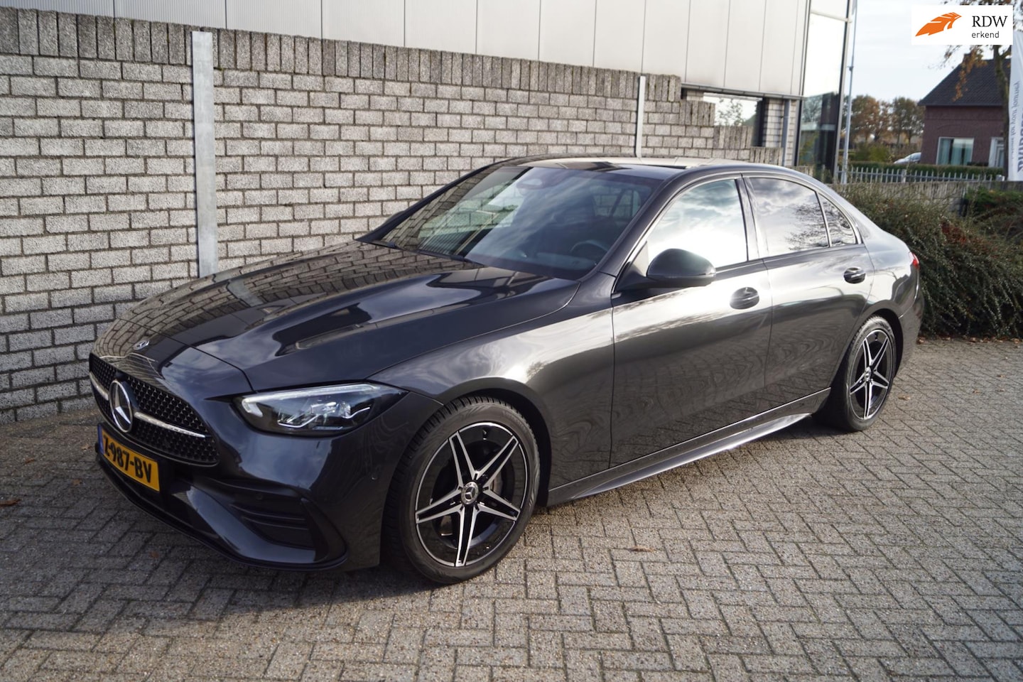 Mercedes-Benz C-klasse - 180 AMG Line Autom Leder/Alcantara Sportst Stoelverw Navi Camera Clima Adaptieve Cruise LE - AutoWereld.nl