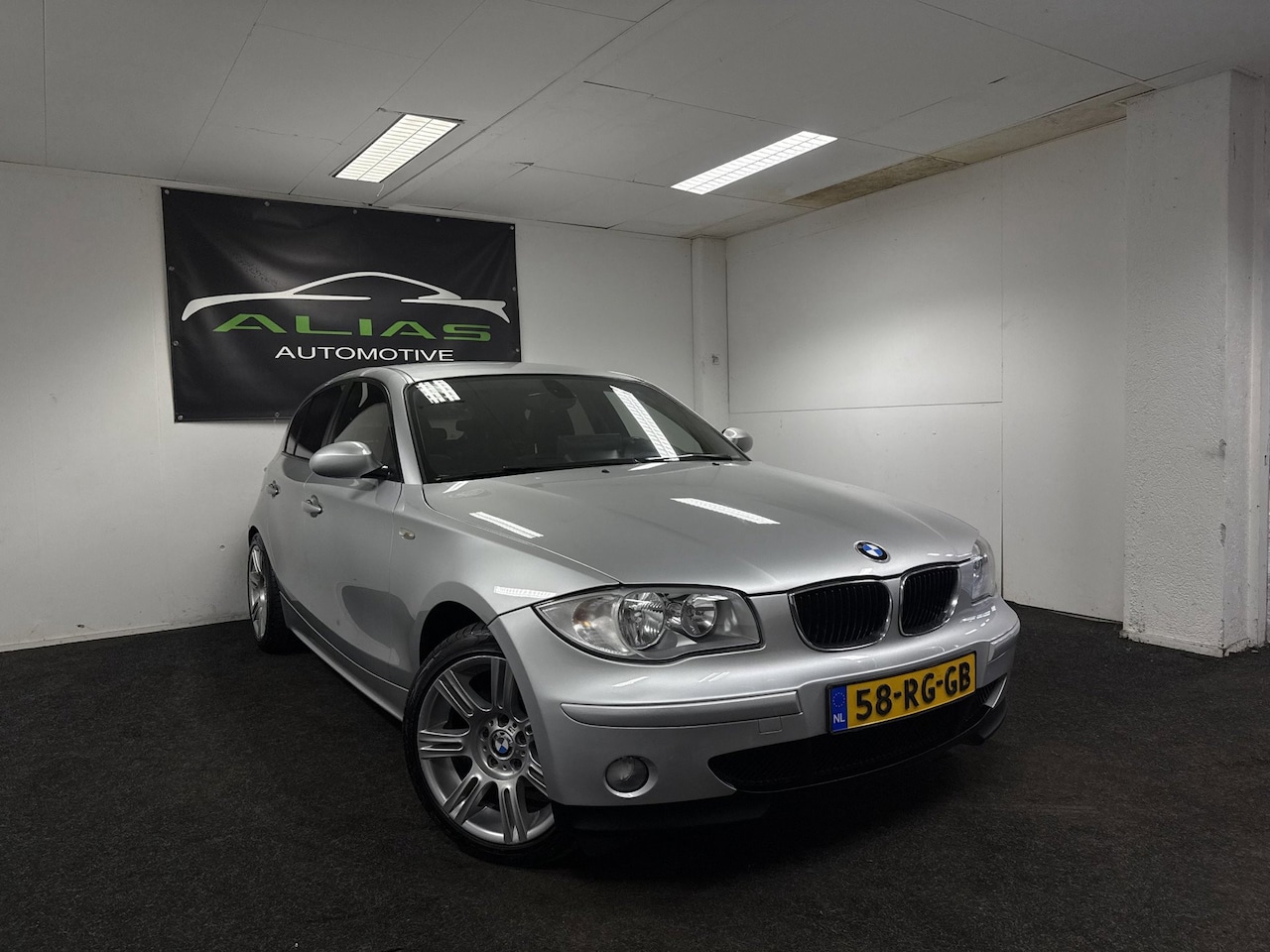 BMW 1-serie - BMW 1-serie 118i High Executive - Navi - Carplay - Automaat - APK 2027 - NAP! - AutoWereld.nl