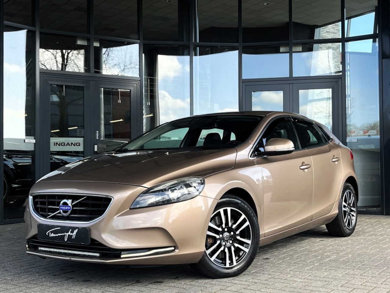 Volvo V40 - 2.0 D4 SUMMUM BNS - ORG. NL. - TREKH. - AutoWereld.nl