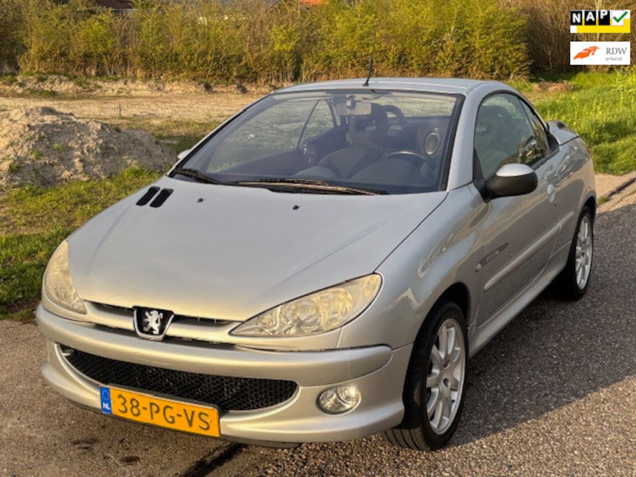 Peugeot 206 CC - 1.6-16V Quiksilver Storing Cabriodak! ECC Audio/CD El. pakket ABS Sportstoelen LMV 16" Dea - AutoWereld.nl