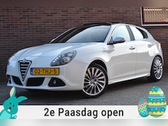 Alfa Romeo Giulietta - 1.4 T Distinctive '12 Pano Leder Clima Navi Cruise Inruil mogelijk